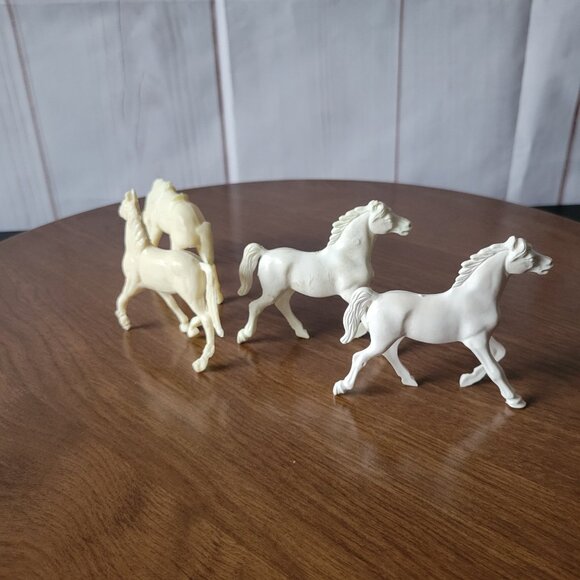Vintage 1960’s Toy Plastic Horse Figure Set of 4 (White/Cream) - Picture 3 of 8